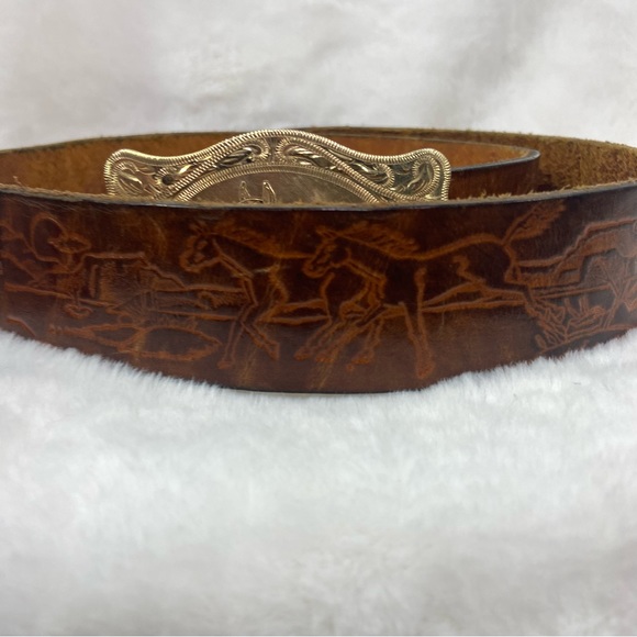 Goldtone horse buckle leather horse Valerie belt. 32 - Picture 4 of 8
